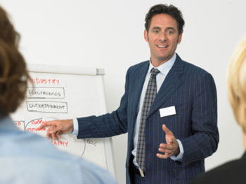 باید جامعه را از ضررهای تبلیغاتی مصون کرد